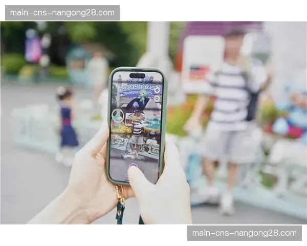 瞬间：球迷通过官方App AR功能，与球场内的虚拟吉祥物合影